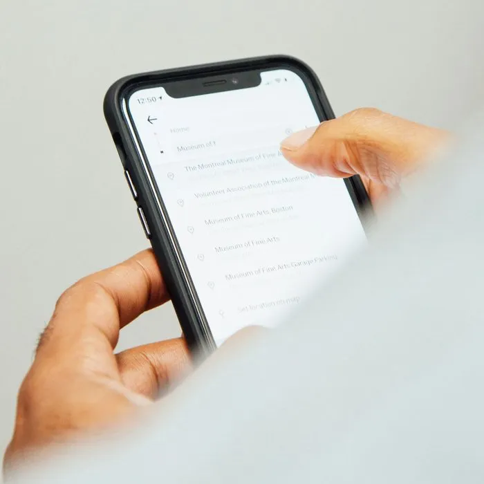 Ruka držící smartphone se zprávou na displeji